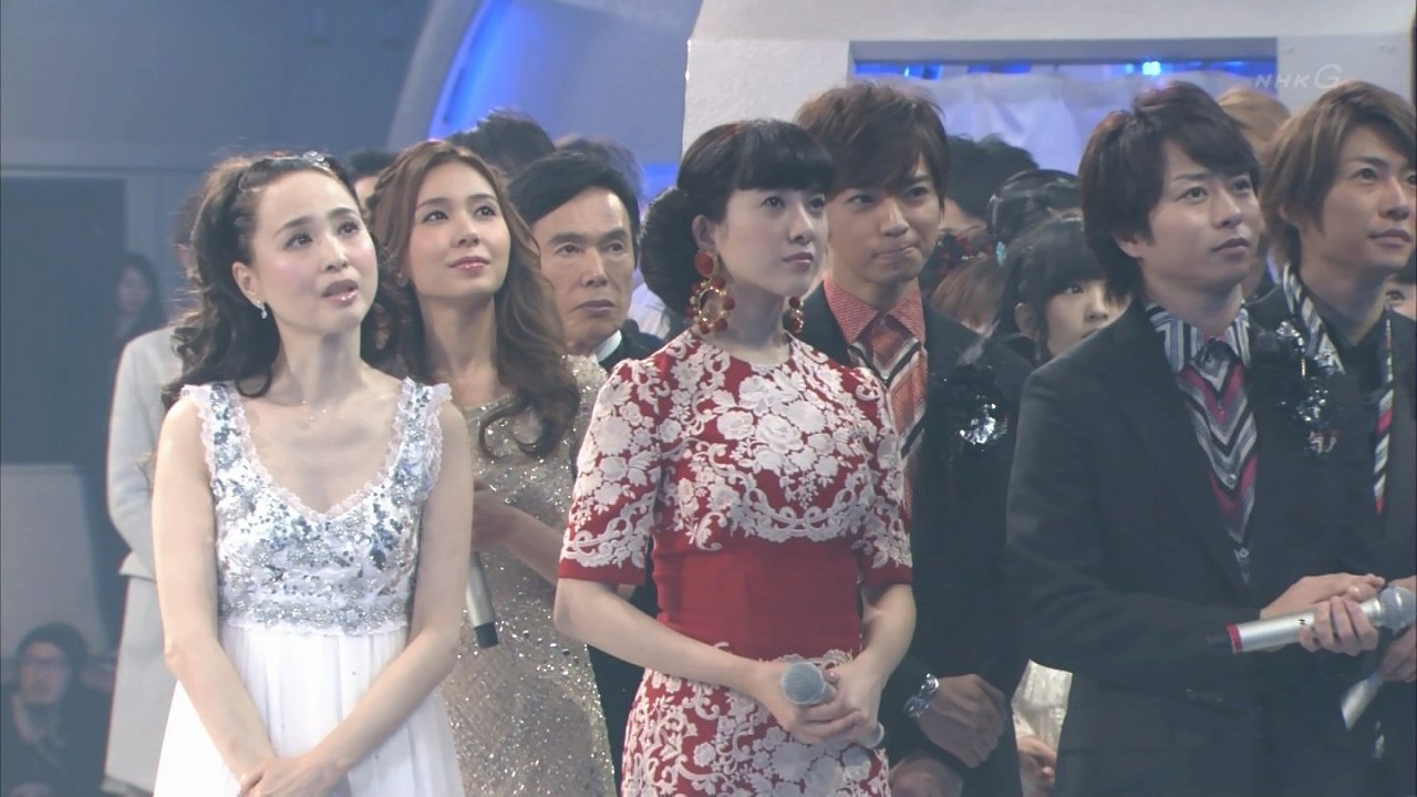 2014年NHK紅白歌合戦で”本家” イディナ・メンゼルをみつめるMay J.と松田聖子
