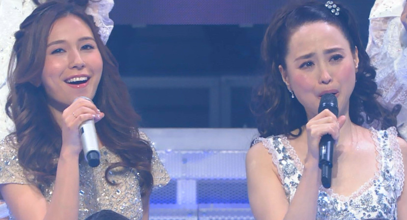 2014年NHK紅白歌合戦で「ありのままで」を並んで歌うMay J.と松田聖子