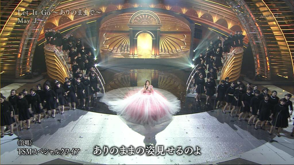 2014年NHK紅白歌合戦で「ありのままで」を歌うMay J.