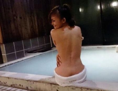 華原朋美が公開した公開した温泉での“背中半裸写真