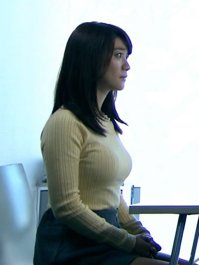 ドラマ「銭の戦争」、セーターを着た大島優子の横乳（着衣おっぱい）