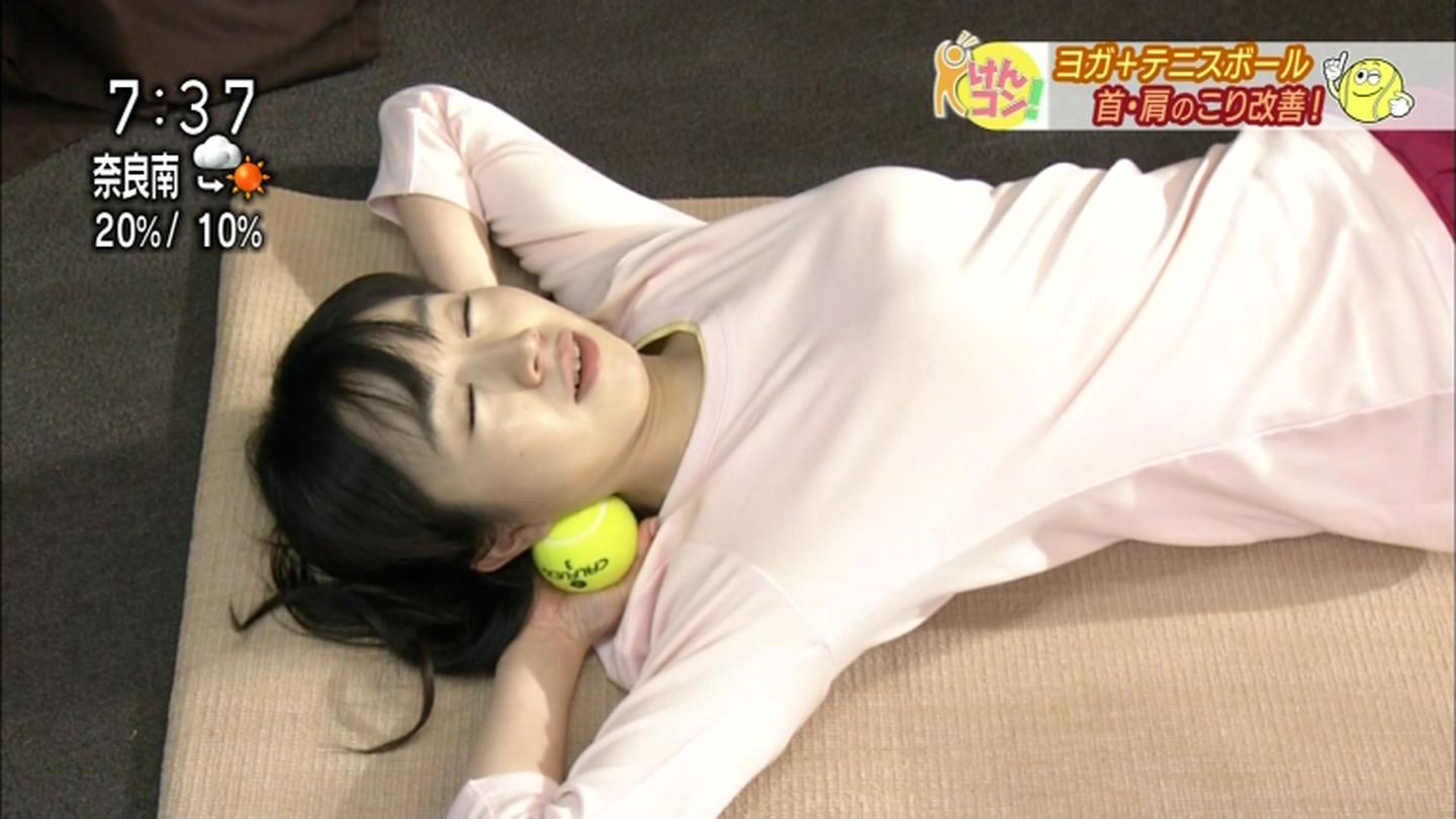NHK、テニスボールとヨガを組み合わせたストレッチをする女性