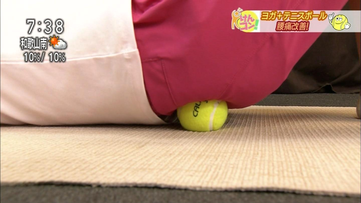 NHK、テニスボールとヨガを組み合わせたストレッチをする女性