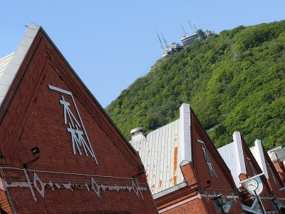 金森倉庫と函館山