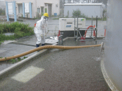雨水がたまってしまう福島第一汚染水タンク周りの堰
