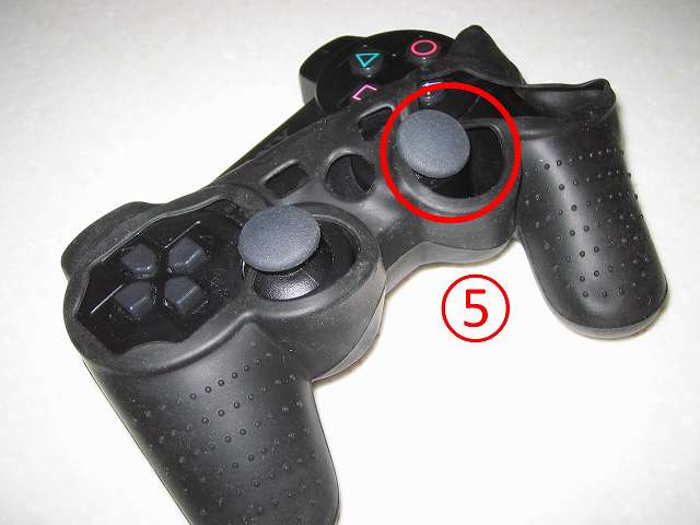 BeryKoKo PlayStation3 DUALSHOCK3 対応 ゴムカバー を DUALSHOCK3 に装着作業、ゴムカバーのアナログスティックの穴に右アナログスティックを通して（5）、先ほど入れたコントローラー右側持ち手をゴムカバーの奥まで装着させる