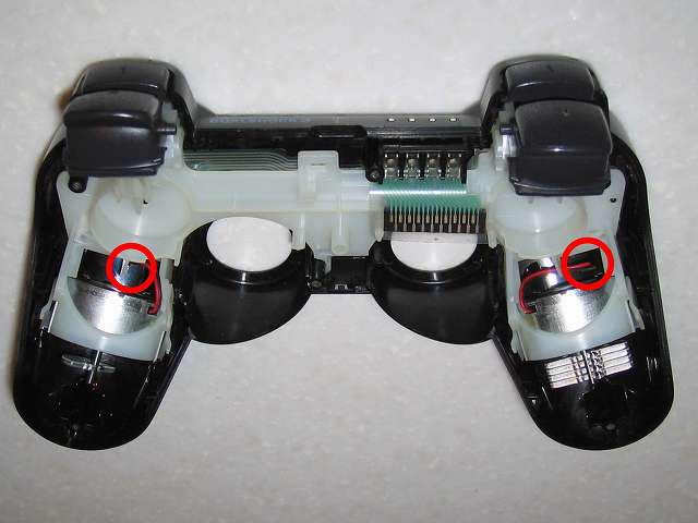 DS3 Dualshock3 デュアルショック3 Wireless Controller Black CECHZC2J A1 切断した振動バッテリーのリード線に絶縁処理したビニテープが剥がれてしまったので、絶縁処理は諦め電子回路基板に接触しないような配線向きにする