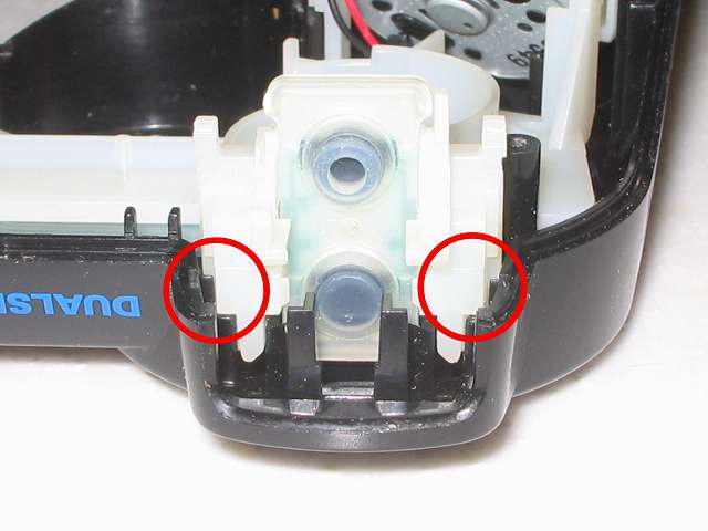 DS3 Dualshock3 デュアルショック3 Wireless Controller Black CECHZC2J A1 組み立て作業、コントローラー本体に電子回路基板（＋フレキシブル基板＋基板固定用白いプラスチック台座）を取り付けた後、L・R ボタン固定用白いプラスチック台座がプラスチックカバー（黒）にセットされたところ