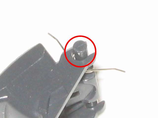 DS3 Dualshock3 デュアルショック3 Wireless Controller Black CECHZC2J A1 分解作業、基板固定用白いプラスチック台座から取り外した L2・R2 ボタン、バネを取り付けるためにあると思わる隙間