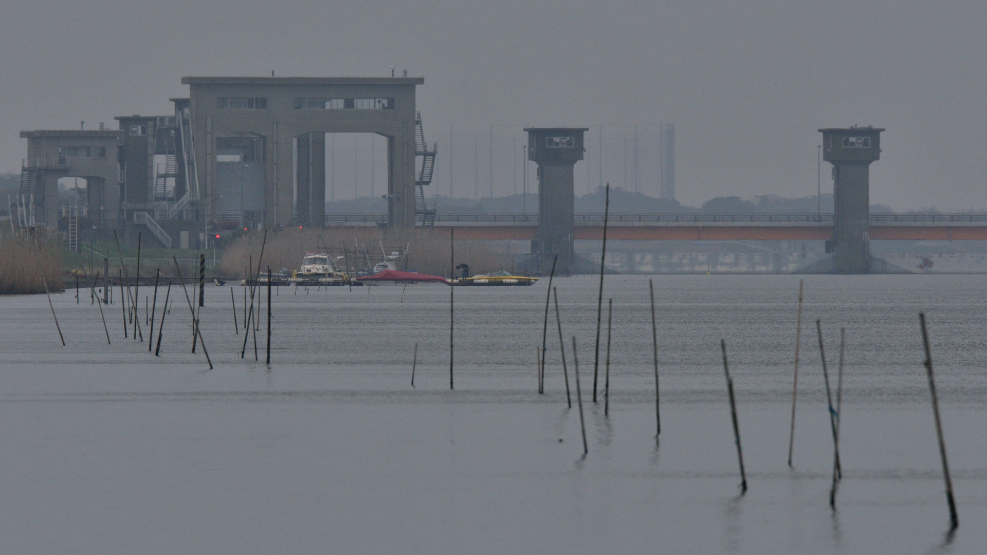 午後、常陸川水門は閉じたが北東の風