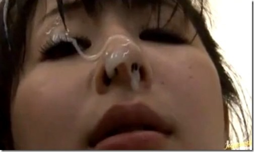 【働くお姉さんのエロ動画】ＯＬに洗面所で顔射ぶっかけ！